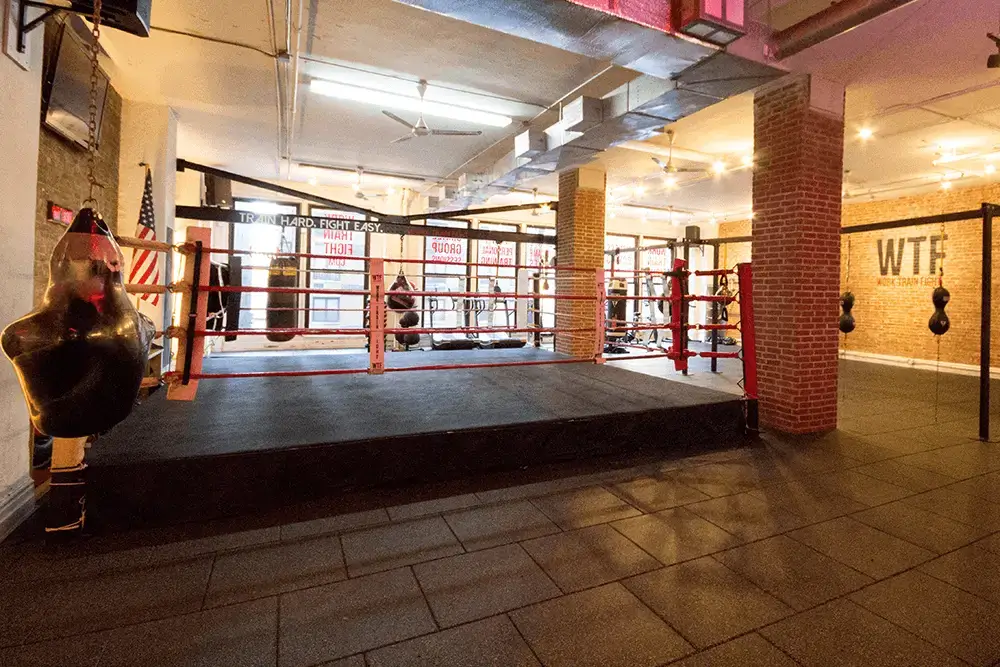 Our full-size boxing ring with plenty of sunlight is surrounded by brick walls, ideal for fashion shoots and videos.